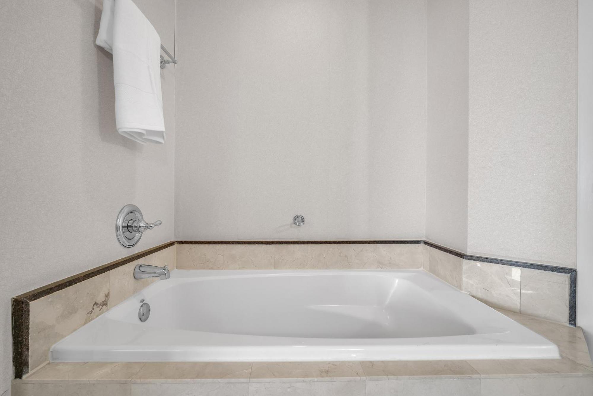 Trump Intl 2 Bedroom Apartment 1600 Sqf Ocean Front Маямі-Біч Екстер'єр фото